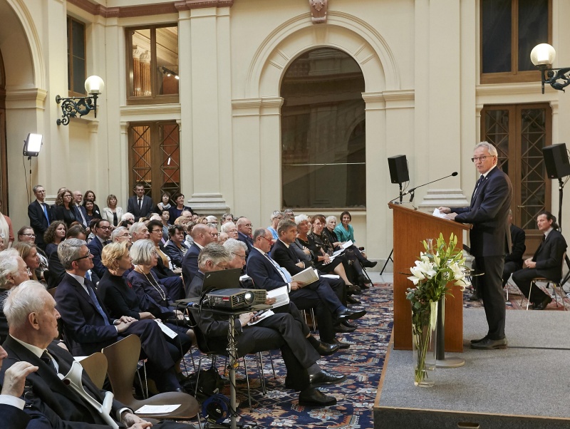 Eröffnung durch Bundesratspräsident Karl Bader (V) am Rednerpult.