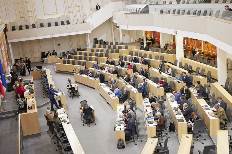 Blick Richtung Sitzungsteilnehmer:innen