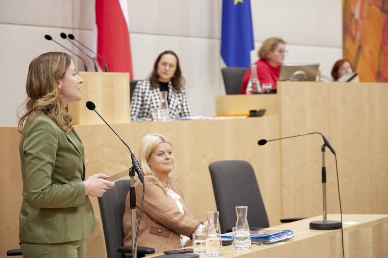 Auf der Regierungsbank Staatssekretärin Claudia Plakolm (ÖVP)