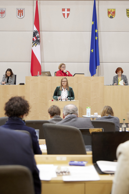 Am Redenerpult Bundesrätin Claudia Hauschildt-Buschberger (GRÜNE)