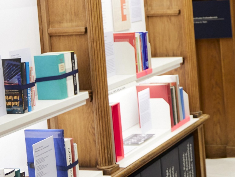 Blick auf Freihandbereich und Ausstellung