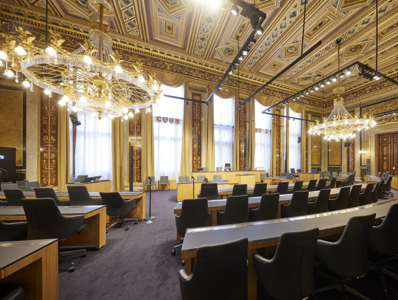Blick auf das Präsidium. Sitzplätze der Bundesratsmitglieder