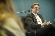 Bildungsminister Martin Polaschek (ÖVP) im Gespräch mit Schuler:innen