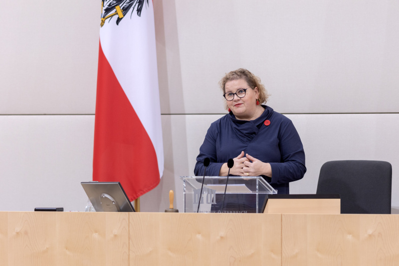 Bundesratspräsidentin Korinna Schumann (SPÖ) am Präsidium