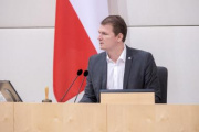Bundesratsvizepräsident Bernhard Hirczy (ÖVP) am Präsidium