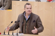 Am Rednerpult Europaabgeordneter Georg Mayer (FPÖ)