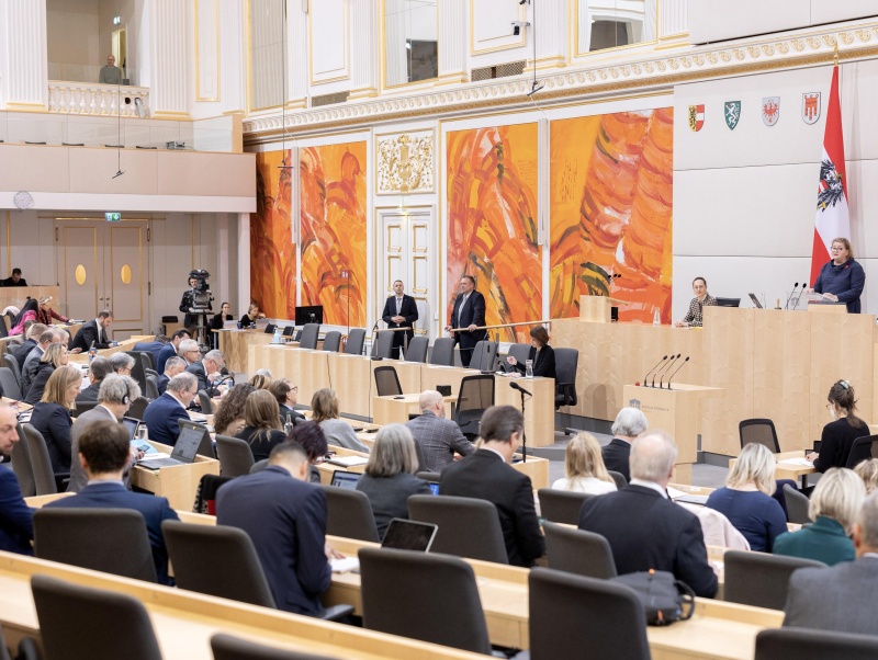 Abschiedsrede Bundesratspräsidentin Korinna Schumann (SPÖ) am Präsidium