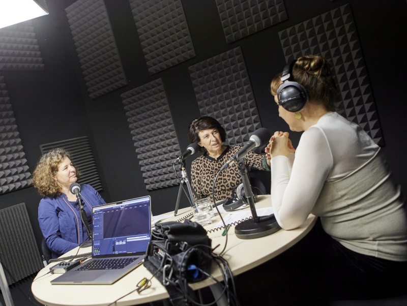 Von links: Tontechniker, Barbara Blümel Parlamentsdirektion, Gertraud Diendorfer-Ratzenböck Demokratiezentrum, Moderatorin Tatjana Lukáš