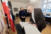 Gästebucheintrag - von Links: Bundesratspräsidentin Korinna Schumann (SPÖ), Landtagspräsident Ernst Woller (SPÖ)