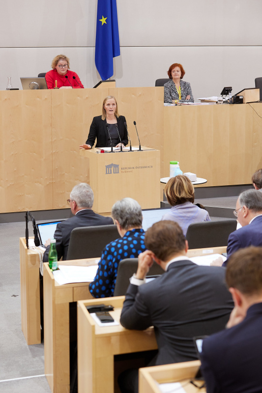 Am Rednerpult Bundesrätin Maria Huber (GRÜNE)