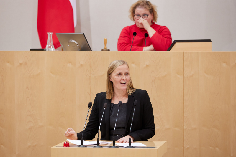 Am Rednerpult Bundesrätin Maria Huber (GRÜNE)