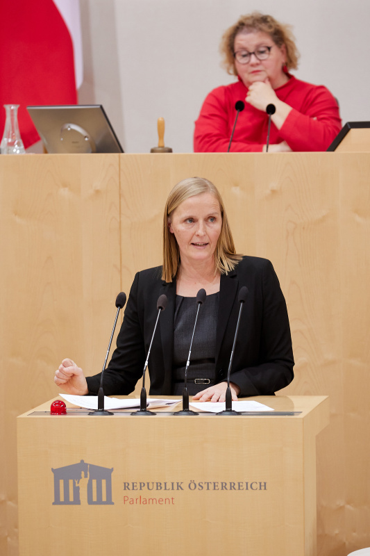 Am Rednerpult Bundesrätin Maria Huber (GRÜNE)