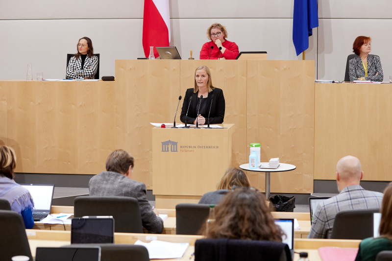 Am Rednerpult Bundesrätin Maria Huber (GRÜNE)