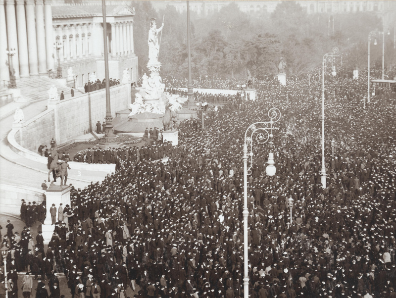 Zehntausende demonstrieren am 19. November 1905 vor dem Parlament für die Einführung des allgemeinen und gleichen Wahlrechts.