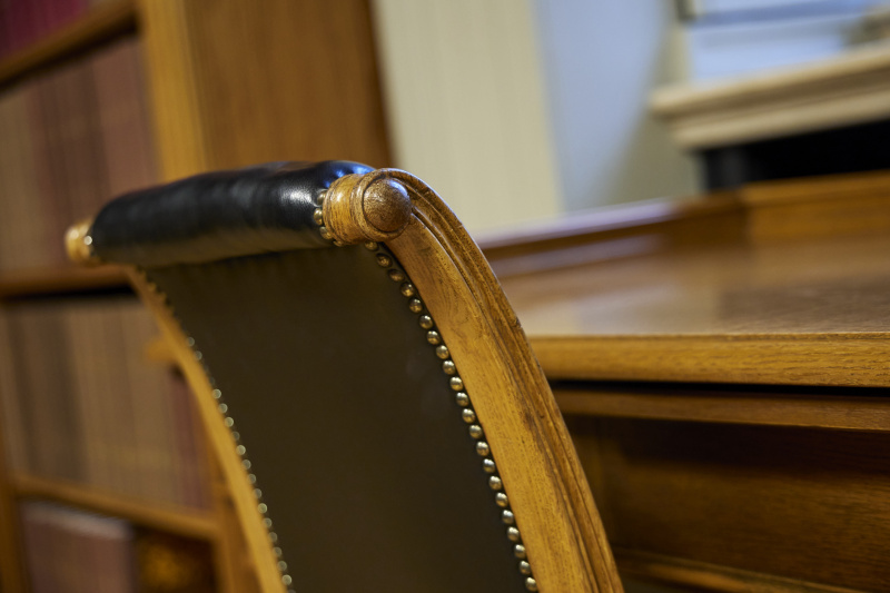 Hansen-Sessel im Lesesaal der Bibliothek