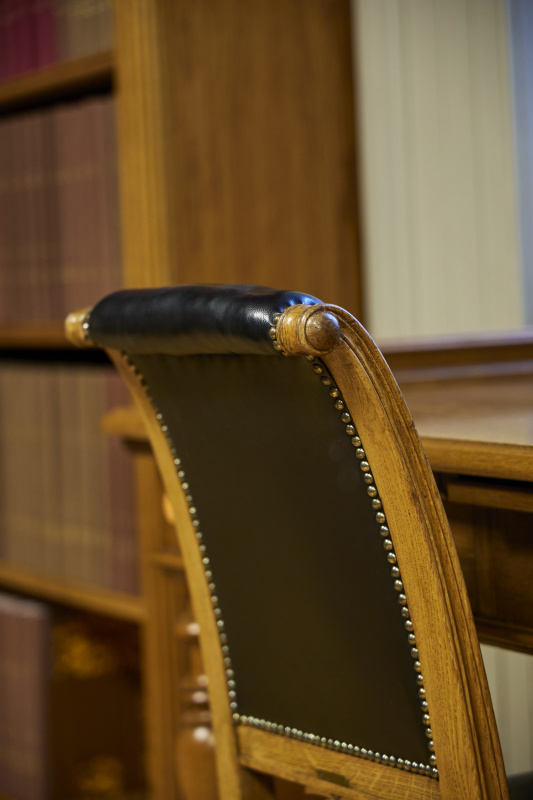 Hansen-Sessel im Lesesaal der Bibliothek