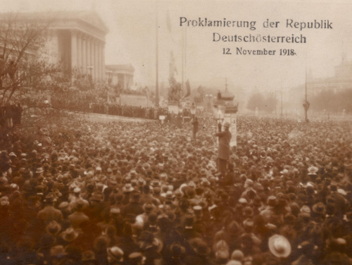 Tausende Menschen vor dem Parlamentsgebäude um der Ausrufung der Republik beizuwohnen. Präsident Dinghofer verkündet diesen Beschluss einer großen Menschenmenge vor dem Parlament.