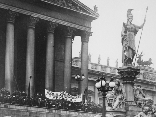 Aufmarsch vor dem Parlament mit dem Spruchband \x22Hoch die sozialistische Republik\x22.