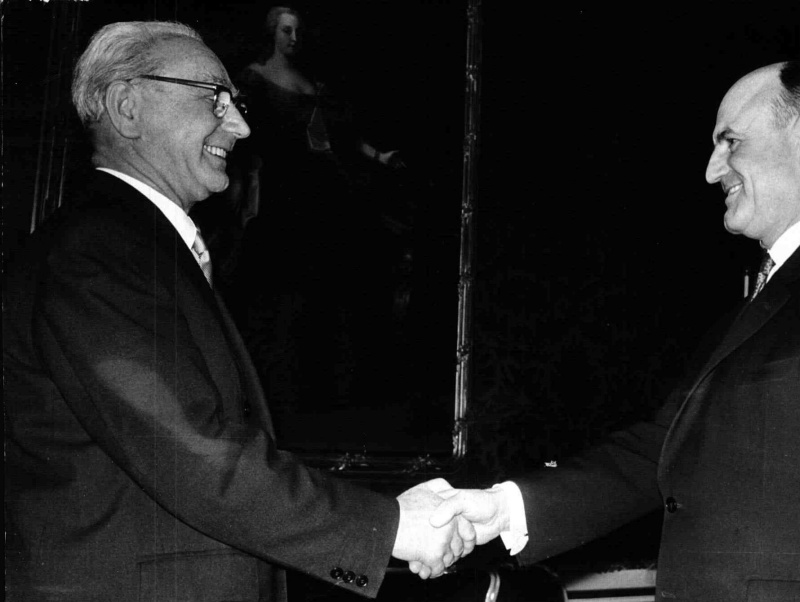 Bundespräsident Franz Jonas (links) beauftragt Bundeskanzler Josef Klaus (ÖVP) am 9. März 1966 mit der Bildung einer neuen Bundesregierung.