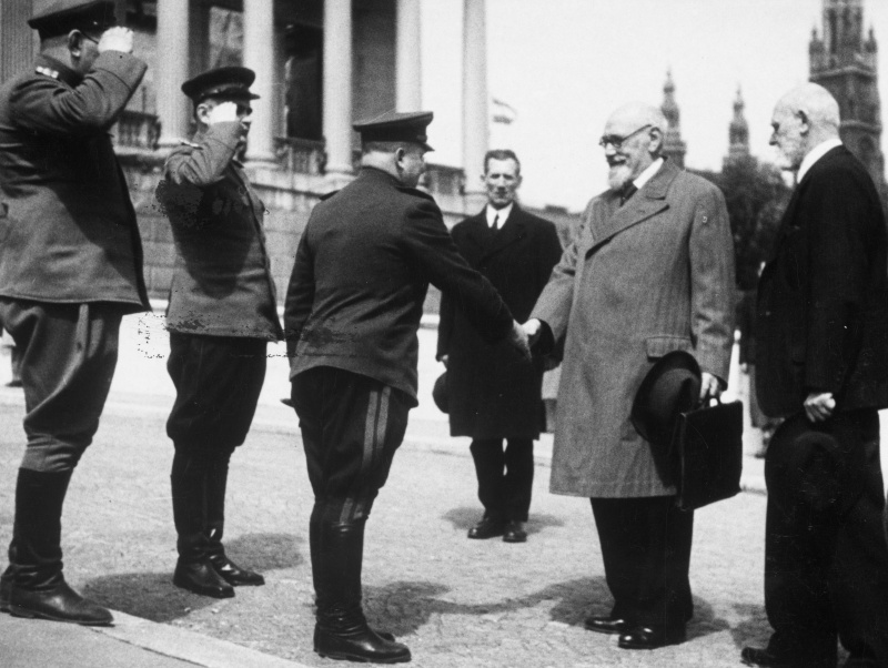 Generalleutnant und Stadtkommandant für Wien, Alexej Blagodatow, schüttelt Staatskanzler Karl Renner die Hand; rechts der Wiener Bürgermeister Theodor Körner.