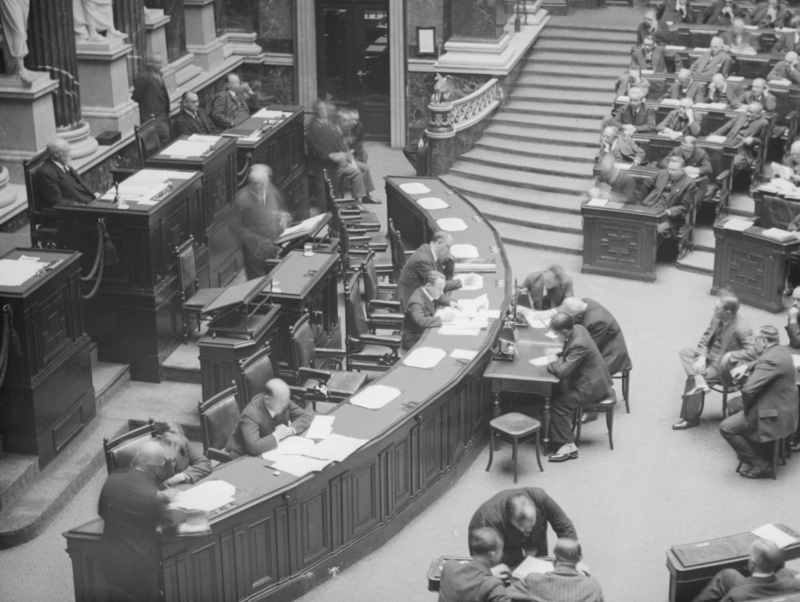 Auf der Regierungsbank v.l.: Staatssekretär Emil Fey, Handelsminister Guido Jakoncig, Bundeskanzler Engelbert Dollfuß, Finanzminister Emanuel Weidenhoffer; am Rednerpult Abgeordneter Berthold König. Hinter dem Redner der Präsident des Nationalrates, Karl Renner.