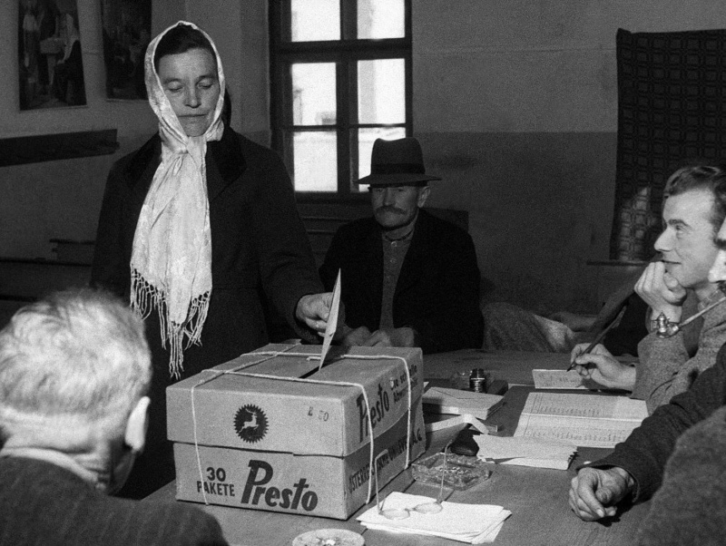 Frau bei der Stimmabgabe in einem Wahllokal in Gschnitz in Tirol.