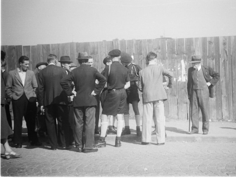 Französische Soldaten und österreichische Bevölkerung beim Tauschhandel.