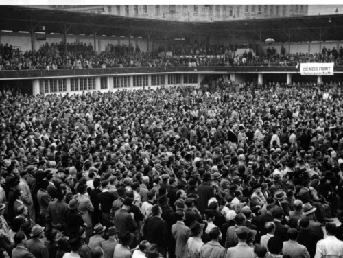 Veranstaltung des als Wahlpartei der Unabhängigen (WdU) bei der Nationalratswahl 1949 erstmals kandidierenden VdU; im Hintergrund Transparent \x22Die neue Front\x22.