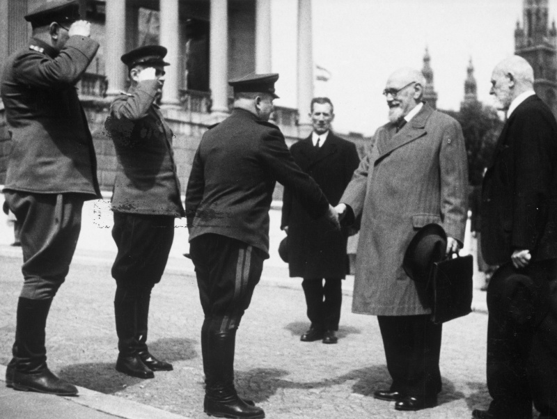 Generalleutnant und Stadtkommandant für Wien, Alexej Blagodatow, schüttelt Staatskanzler Karl Renner die Hand; rechts der Wiener Bürgermeister Theodor Körner.