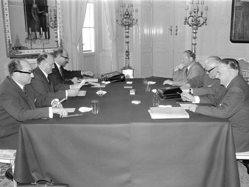 Zweites Treffen, v.l.: Alfred Maleta (ÖVP), Josef Klaus (ÖVP), Hermann Withalm (ÖVP), Bruno Kreisky (SPÖ), Bruno Pittermann (SPÖ), Alfred Schachner-Blazizek (SPÖ)