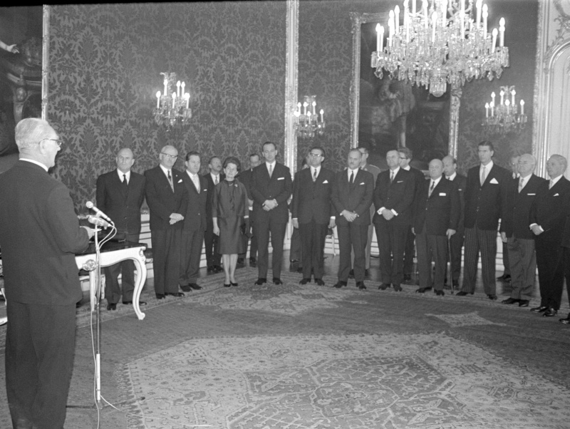 Mitglieder der neuen Bundesregierung mit Bundeskanzler Josef Klaus (zweiter v.l.) und Grete Rehor, der ersten österreichischen Ministerin.