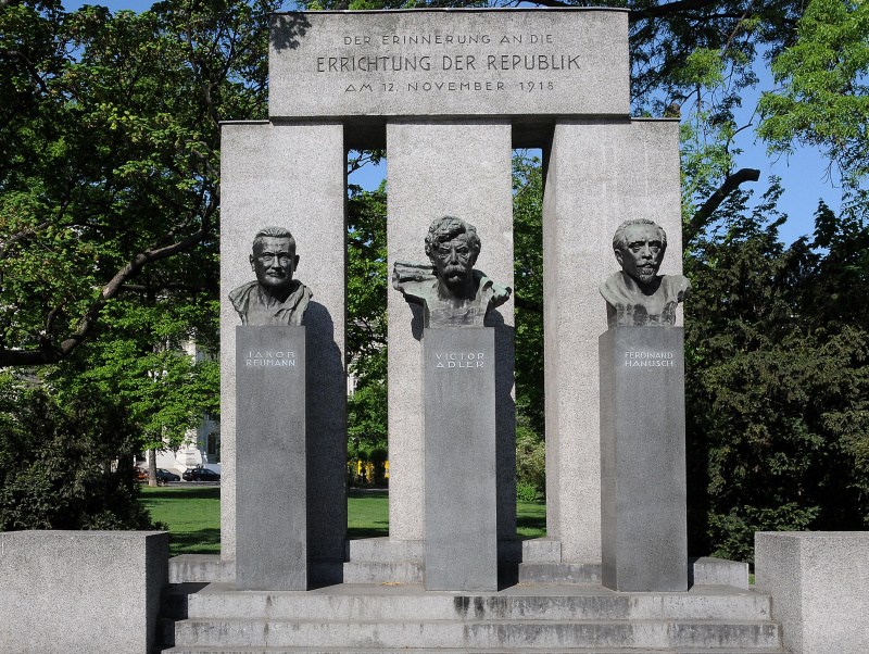 Denkmal mit der Inschrift \x22Zur Erinnerung an die Errichtung der Republik am 12. November 1918\x22, Büsten von Jakob Reumann, Victor Adler und Ferdinand Hanusch, Schmerlingplatzseite.