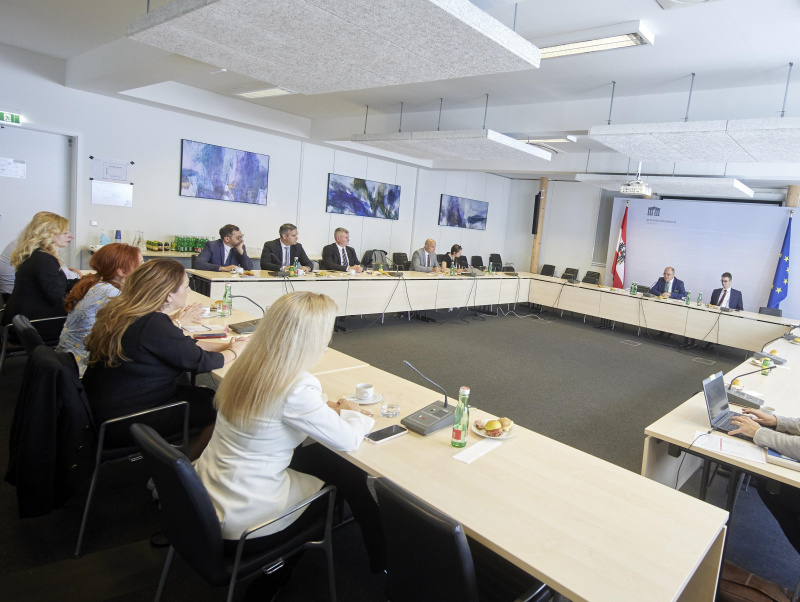 Nationalratspräsident Wolfgang Sobotka (ÖVP) im Gespräch mit den Student:innen