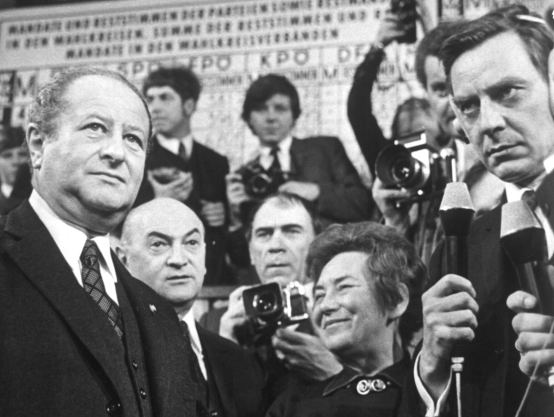 Bruno Kreisky (links) nach der Bekanntgabe des vorläufigen Endergebnisses der Nationalratswahl am 1. März 1970. Neben ihm stehen ÖGB-Präsident Anton Benya und die spätere Ministerin Hertha Firnberg.