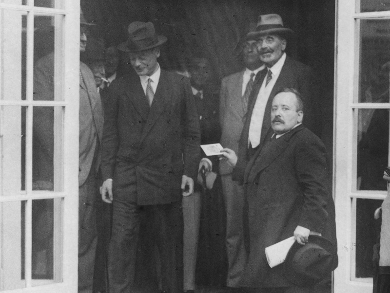 Louis Rothschild, Hauptaktionär der Bank, und Alexander Spitzmüller (rechts von ihm) beim Verlassen der Generalversammlung im Konzerthaus.