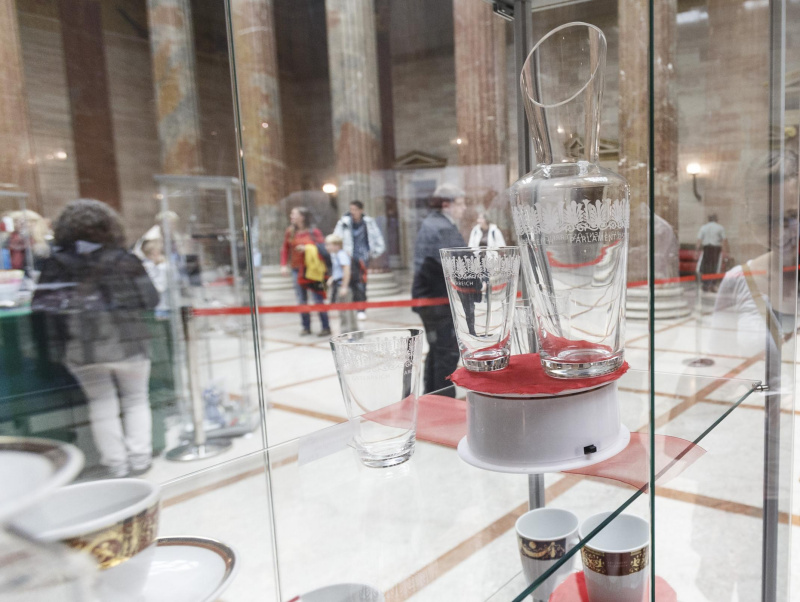 BesucherInnen besichtigen eine Vitrine des Parlamentsshops