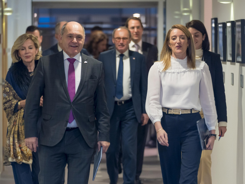 Von links: Nationalratspräsident Wolfgang Sobotka,  Präsidentin des Europäischen Parlaments Roberta Metsola