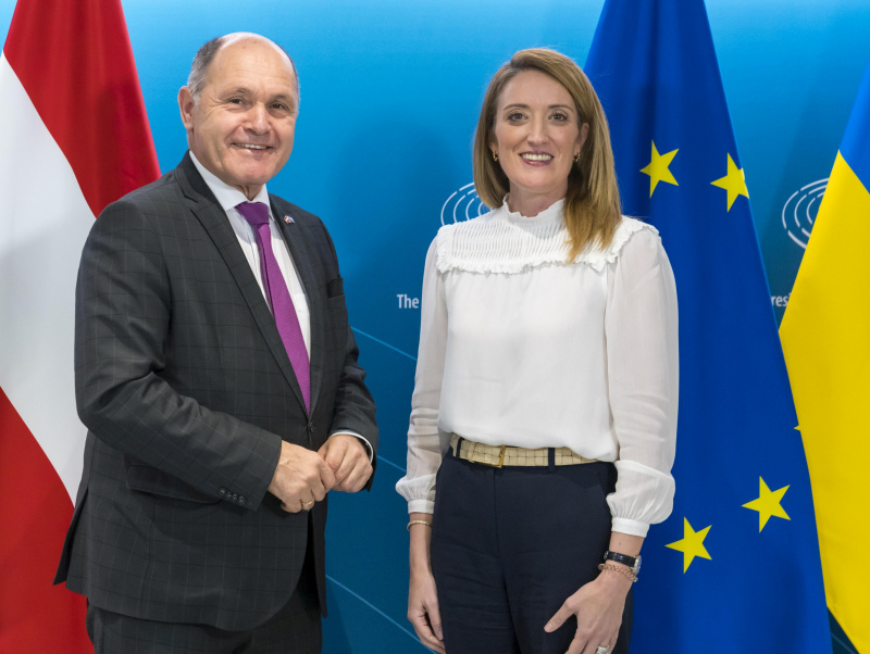 Fahnenfoto. Von links: Nationalratspräsident Wolfgang Sobotka,  Präsidentin des Europäischen Parlaments Roberta Metsola