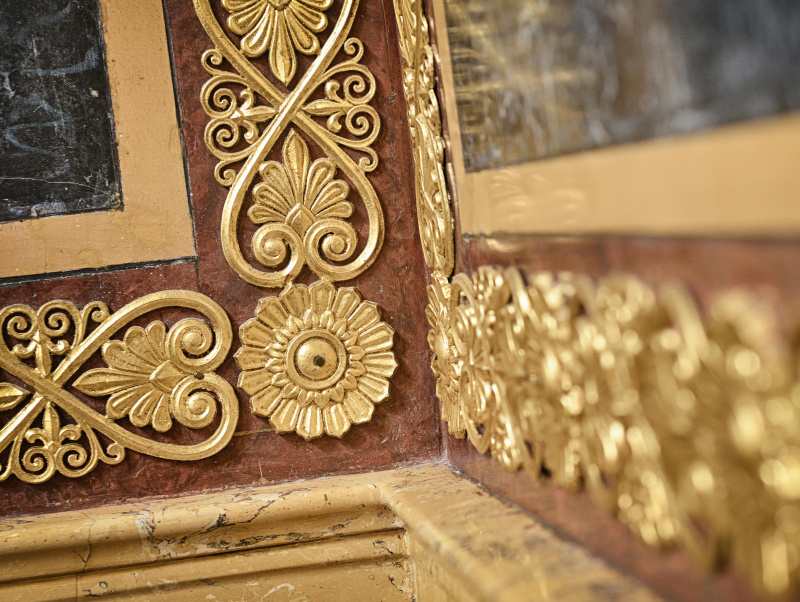 Wandverzierung mit Stuccolustro und Golddetails