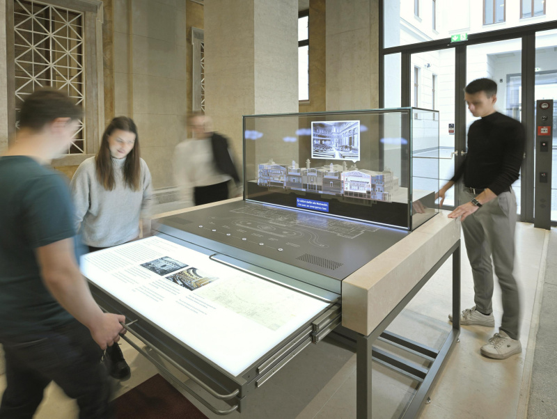 Passage, Blick auf eine Medienstation