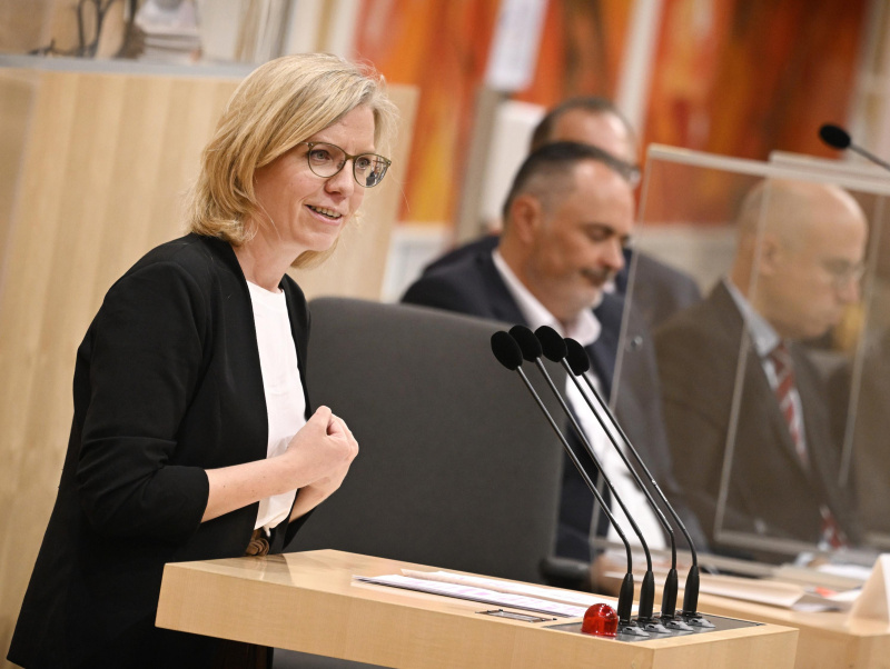 Am Rednerpult: Klimaministerin Leonore Gewessler (GRÜNE) zum Thema ‚Die Energiewende als Zukunftschance für die Regionen‘