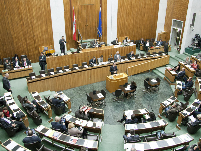 FPÖ-Klubobmann Heinz-Chritian Strache am Rednerpult. Auf der Regierungsbank v.li.: Staatssekretär Sebastian Kurz, Innenministerin Johanna Mikl-Leitner, Sozialminister Rudolf Hundstorfer und Wirtschaftsminister Reinhold Mitterlehner. Am Präsidium Nationalratspräsidentin Barbara Prammer