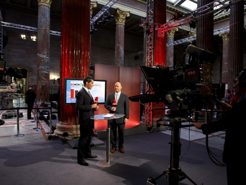 Liveberichterstattung des ORF aus der Säulenhalle des Parlaments mit ORF Kommentator Roman Raffreider.