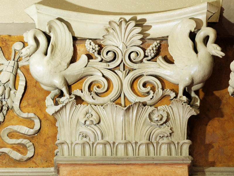 Säulenkapitelle aus weißem Marmor mit Schwänen, Feststiege.