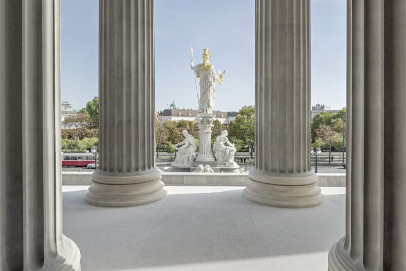 Blick vom Portikus  in Richtung Ringstraße mit Pallas Athene