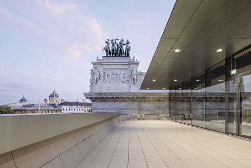 Hofburg-Terrasse mit Blick auf eine Quadriga