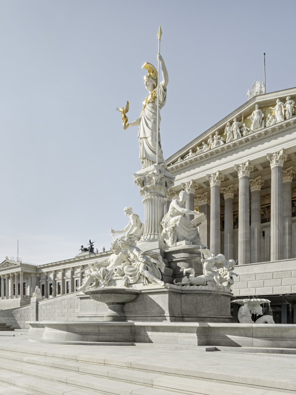Pallas Athene Brunnen im Hintergrund das Hauptportal des Parlaments