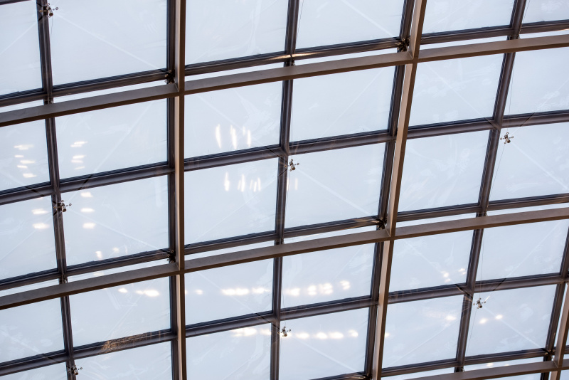 Kaum sichtbares Akustiksegel unter der Glaskuppel