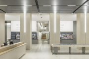 Blick in das neue Besucherzentrum Agora mit Medienstationen