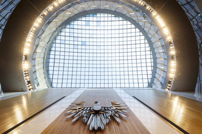 Blick auf die Glaskuppel mit Adler vom Präsidium des Nationalaratssaales